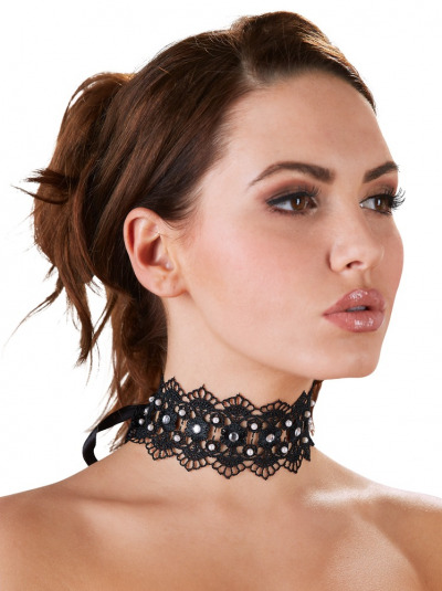 Halsband aus Stickerei mit Perlen und Strasssteinen
