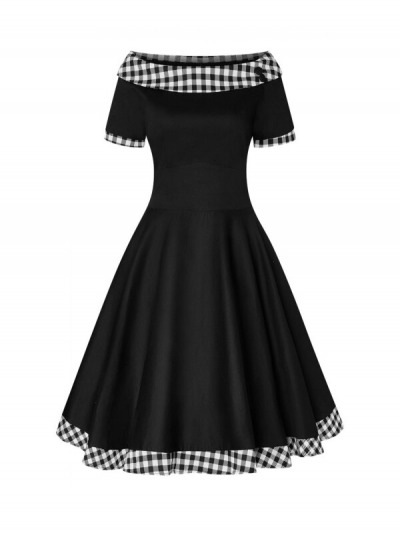 Schwarzes Samtkleid mit schwingendem Saum